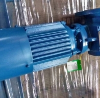 设备需要扭力为180NM，两台电机带刹车同步联动，应该怎么选择电机减速机？