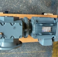 移动小车用30KW电机SAF系列斜齿轮蜗轮蜗杆减速机型号