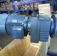 R67减速机电机用在工业揉面机上R67DRS90M4